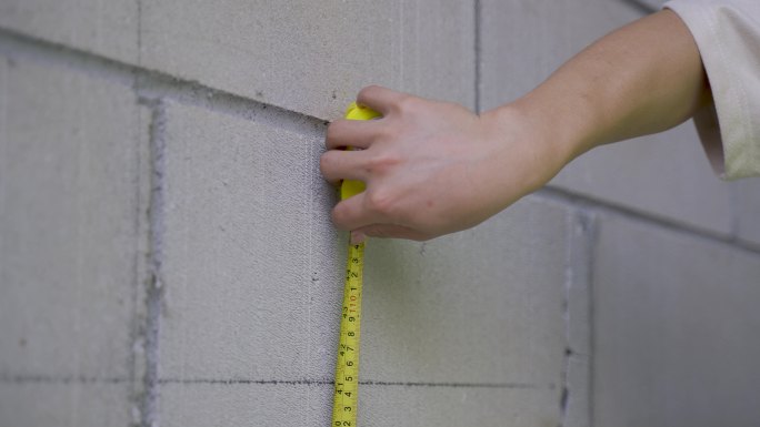 4K工程工地卷尺量墙面特写