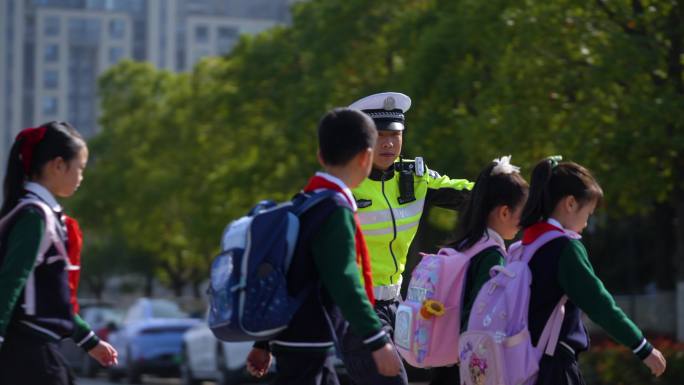 警察保护小学生过马路4k