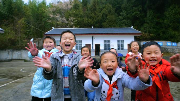 贫困山区留守儿童笑脸孤独学生上课学习劳动