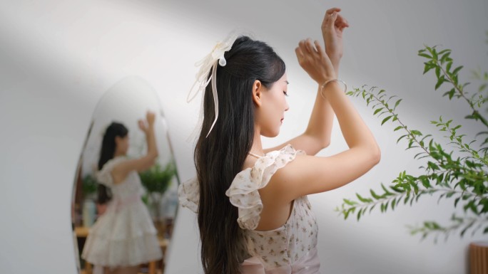 香水 女性使用香水 优雅的女人喷香水