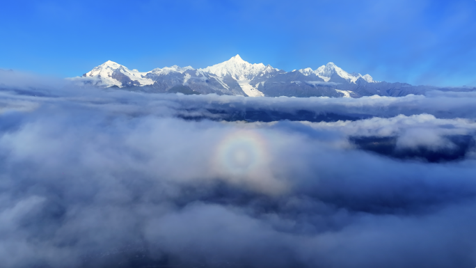梅里雪山佛光普照日照金山星轨