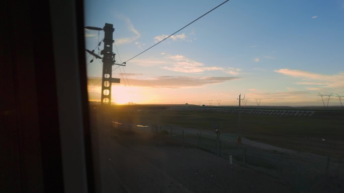 高铁火车窗外夕阳美景
