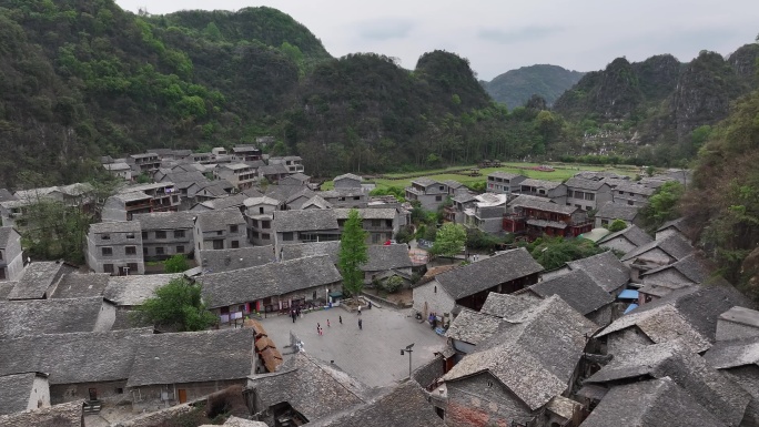 贵州安顺市高荡村千年布依古寨峰林风光