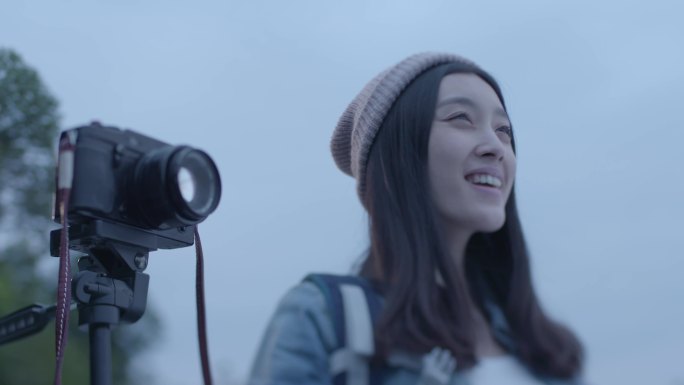 旅游游客照相山水欢呼