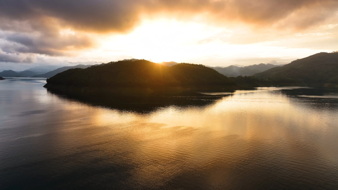 4K早晨意境唯美日出湖面山水绿水青山航拍