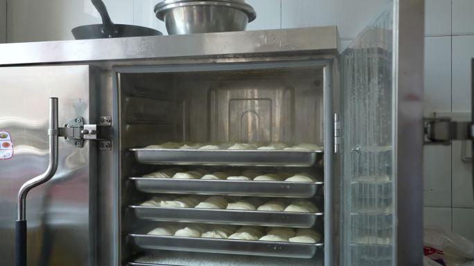 单位食堂餐厅厨房员工食堂和面做饭洗菜