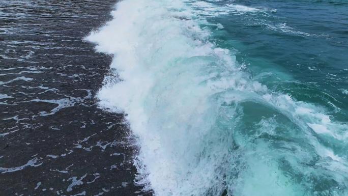 海边海滩海浪泡沫潮汐潮水蓝色海水视频素材