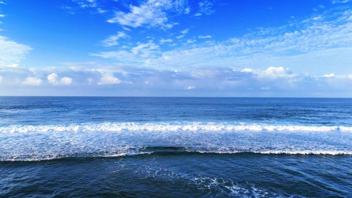 航拍大海海浪蔚蓝海面全景大景60帧视频