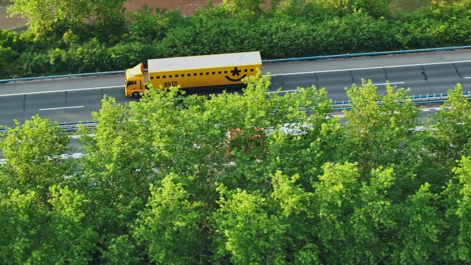 4K行驶在高速公路上的韵达快递车