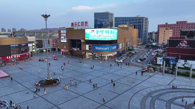 航拍傍晚的商业广场