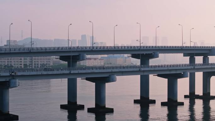 行驶在双层跨海大桥上的汽车