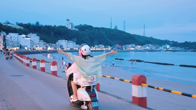 夏天骑着摩托去看海，海风自由自在唯美治愈