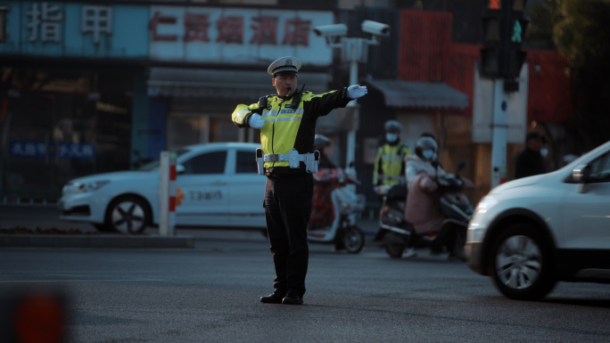 交警在清晨繁忙的交通路口智慧交通4k