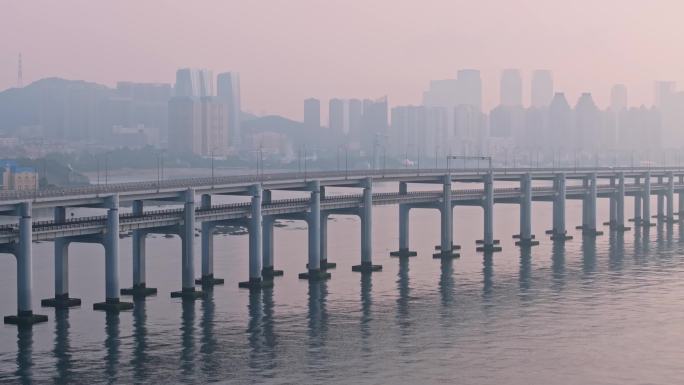 行驶在双层跨海大桥上的汽车