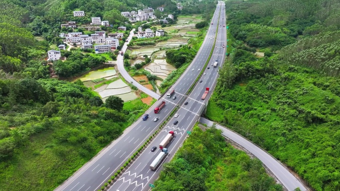 高速公路网在农村穿行