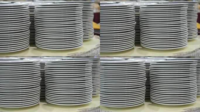 餐桌上摆放着许多盘子