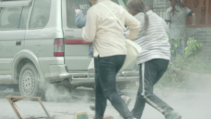 512汶川地震群众逃难逃灾