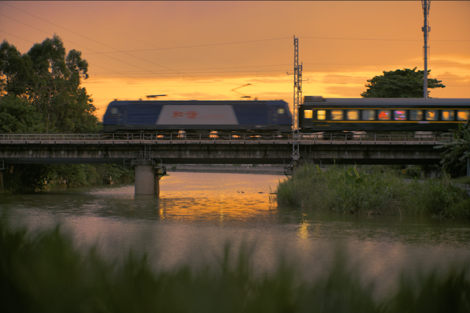 6K夕阳黄昏绿皮火车经过