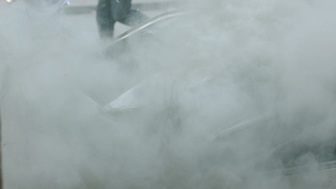 地震灾难 汽车被砸