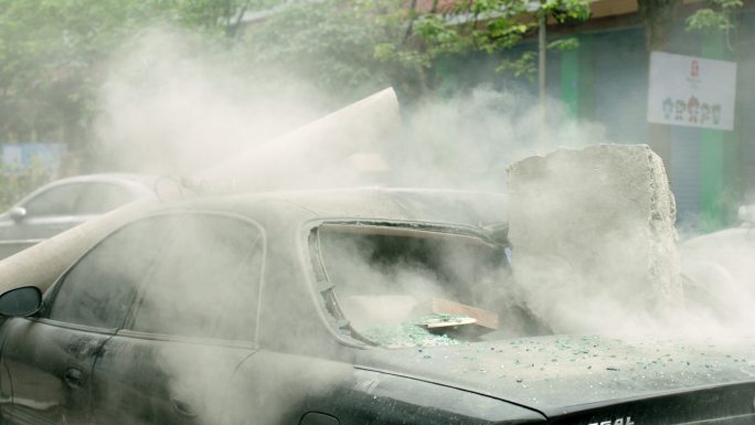 地震废墟自然灾害实拍 被砸坏的汽车