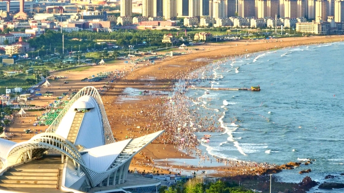 金沙滩海边炎热夏季人多赶海避暑