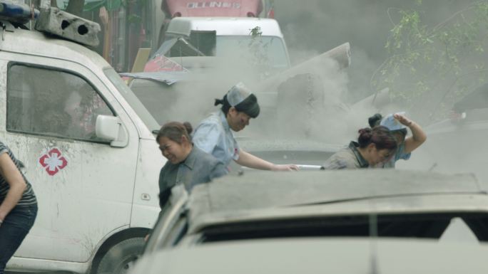 地震中逃难的人群 512汶川地震灾难灾害废墟