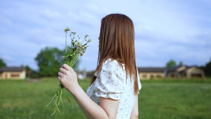 春天绿意盎然美女行走视频素材