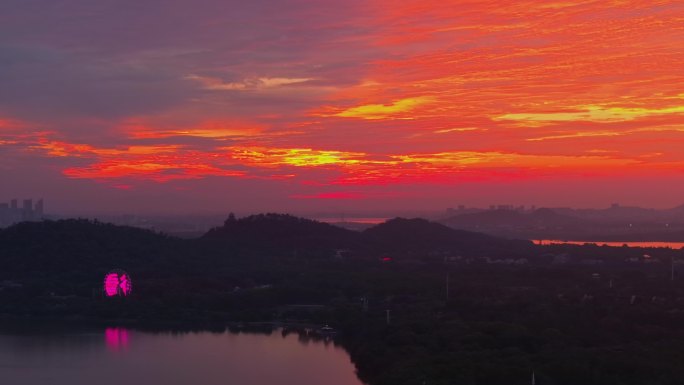 武汉东湖风景区夏季日出风光