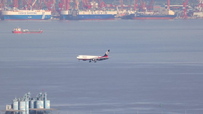 顺丰航空波音767落地深圳机场飞跃珠江口