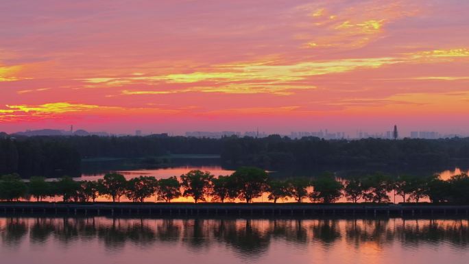 武汉东湖风景区夏季日出风光