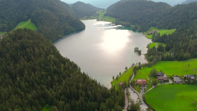 奥地利库夫施泰因镇附近的山湖，在阴天的日落时鸟瞰。腹地参见Oesterreich in der Na