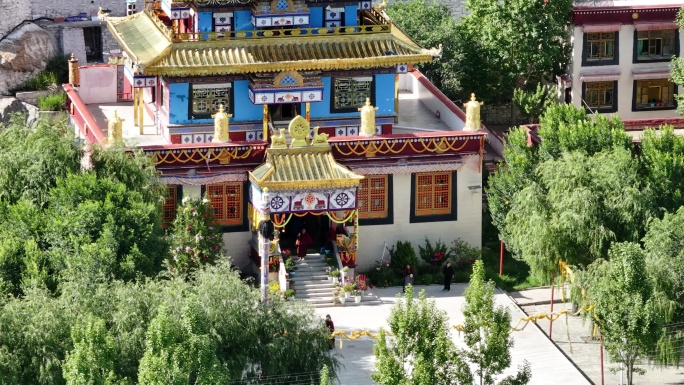 西藏多吉扎寺的大殿金顶