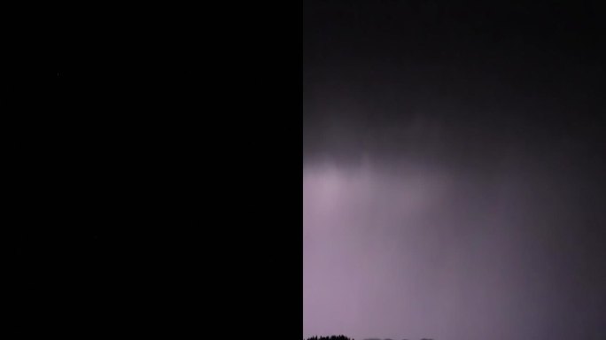 山上夜空中的雷暴