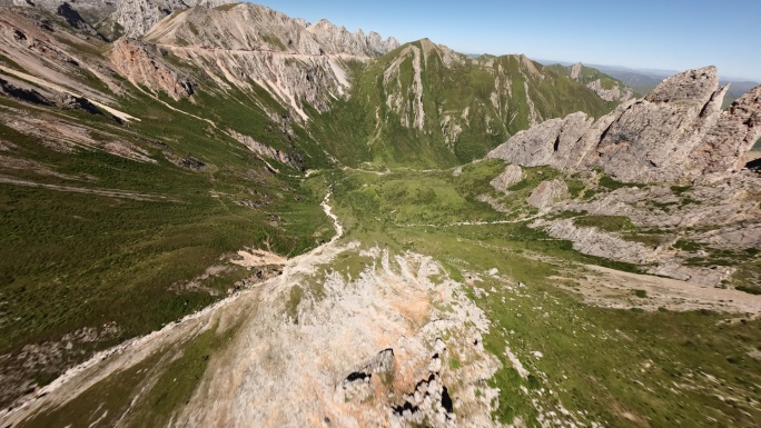 FPV坠落怪石嶙峋的山谷