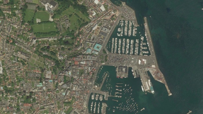 地球从太空放大到圣彼得港，根西港。接着是通过云层和大气层进入太空。卫星的视图。旅游介绍。图片来自Bi