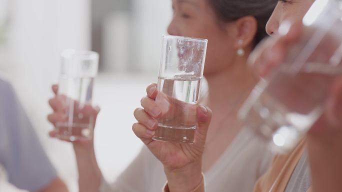 老人喝水