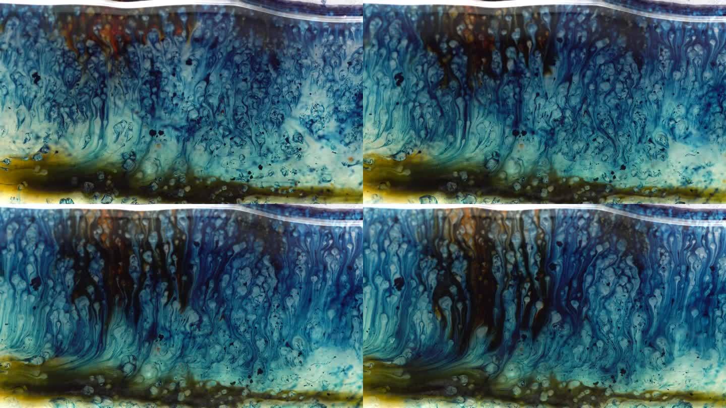 许多蓝色晶体在脏水中溶解