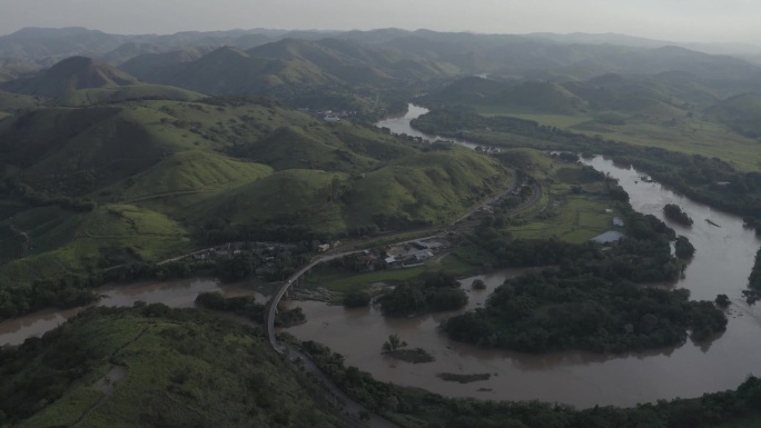 Paraíba do Sul河是巴西最重要的河流之一，为大里约热内卢地区提供水源。它受到城市化和水污