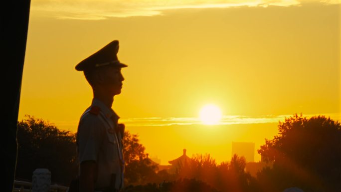 4K日出时刻天安门执勤武警的特写视频素材