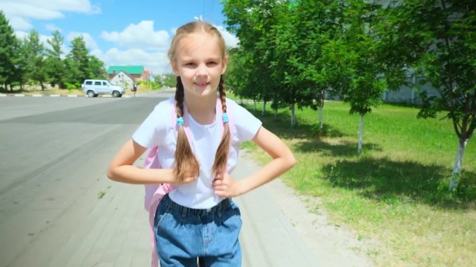 孩子们回到学校。背着书包的可爱小学生。回到学校的概念。