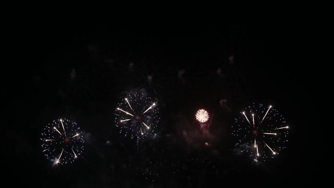 真正的烟花表演庆典，多彩的新年烟花