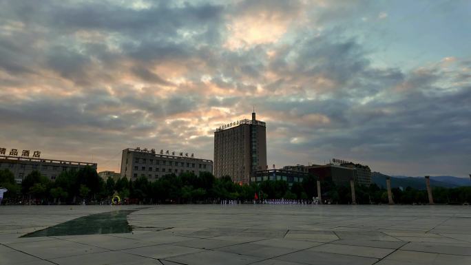 早晨朝霞下晨练的广场