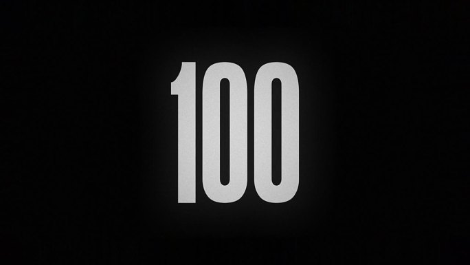 数字100在黑色的背景上燃烧并变成灰烬