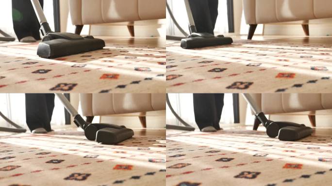 女人用吸尘器清洁地毯，