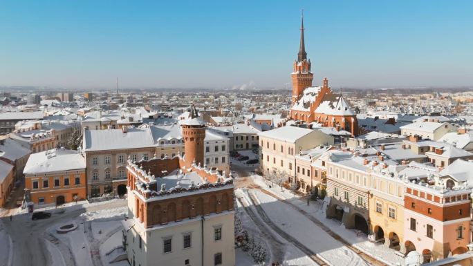 波兰下雪天的Tarnow市场广场鸟瞰图