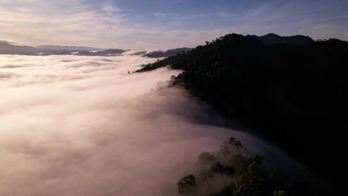 鸟瞰图在日出的天空中飞过雾，日出时的天空美丽的云海，太阳从无尽的云海中升起，直到地平线，令人惊叹的自