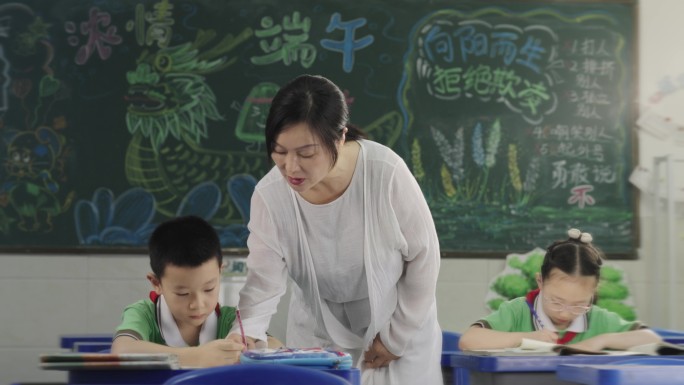 老师弯腰指导学习学生委屈哭泣学生做作业