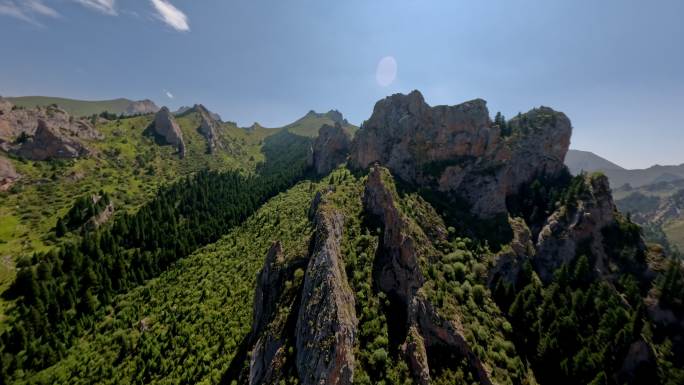 FPV在怪石嶙峋的山谷中飞翔