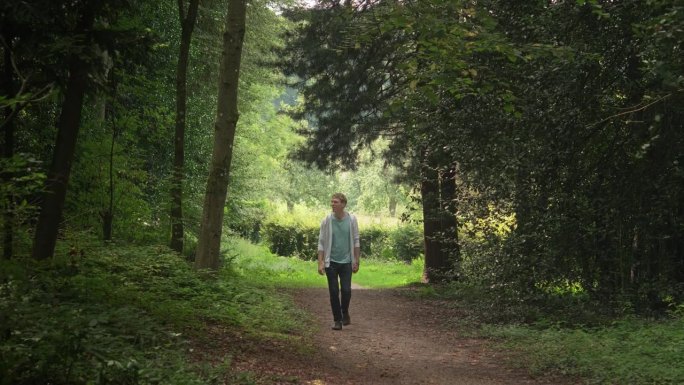 在风景优美的大自然中散步的年轻人