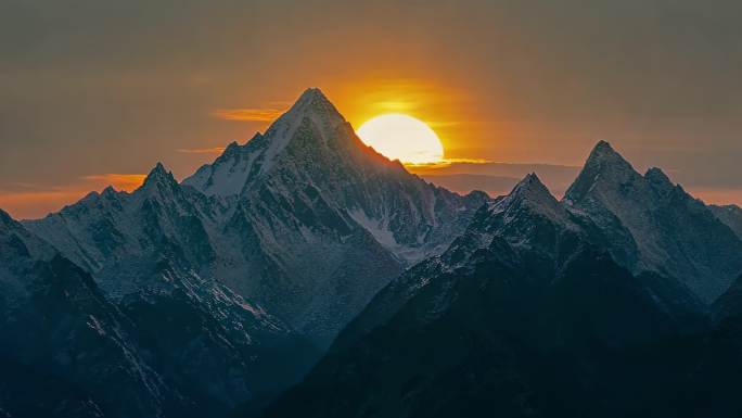 日照金山雪山山峰云海延时